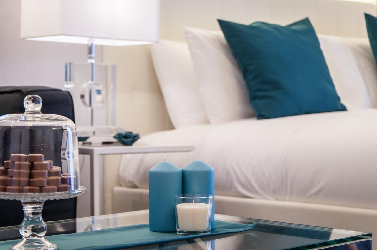 Suite Junior con bañera de hidromasaje y vistas al castillo