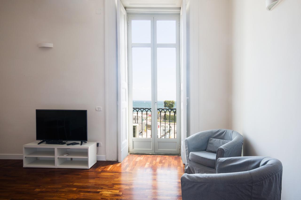 Zimmer mit Kingsize-Bett und Meerblick